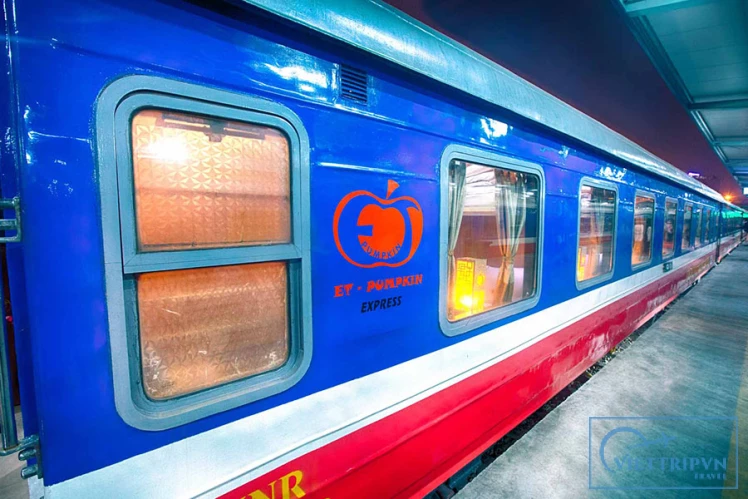 ET - Pumpkin Express Train Hanoi to Sapa - Private cabin image 1